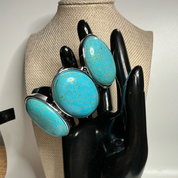 Jewelry - Turquoise Silver tone Stretch Bracelet